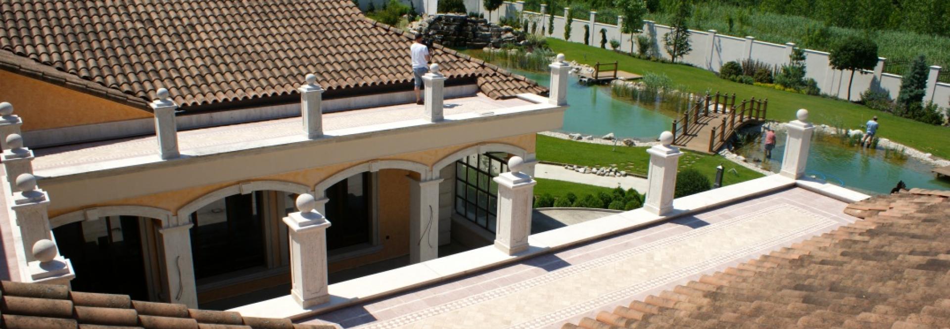 Tretia Galéria domy a strechy